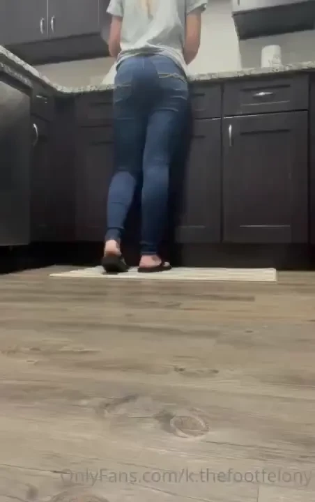 Focus on the feet while i clean 