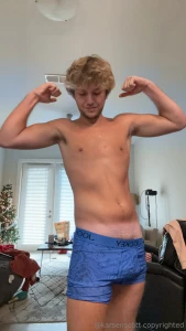 I unwrapped my gift and made him cum first big loads who wants a mouth part 2