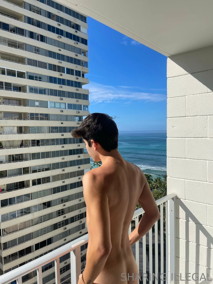 Good morning waikiki currently off to paddle boarding and am wearing 