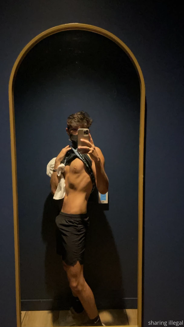 Love me some good gym lighting happy friday guys hope you have a great 