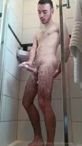 Tu veux me voir dans mon intimit sous la douche alors c est l occasion