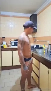 Un amigo twink me pidi clases para hacer arepa venezolana pero se