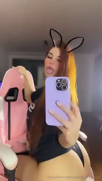 Do you want to see all the videos naked and playing with my dildo 