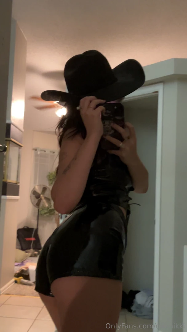 Excuse my dirty ass room 