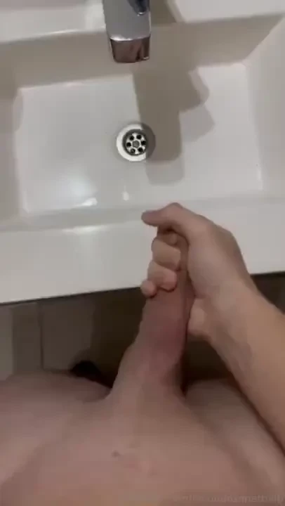 I couldn t hold back the urge and ended up masturbating in the 