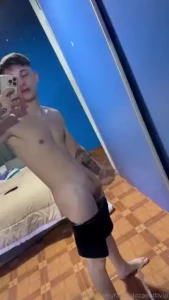 Masturbandome en mi pieza termino acabando el espejo part 2