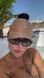 Je n arrive pas enlever mes mains de mon corps tu m aides