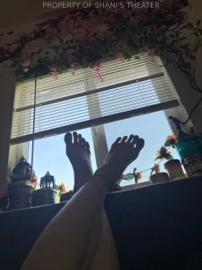 Will someone rub my feet plssss it gets me so fucking horny