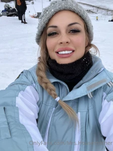 It s not easy to ski but easier as snowboarding jo i m in the hotel to