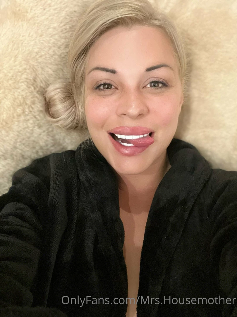 Come and give me a kiss and a hug but naked please 