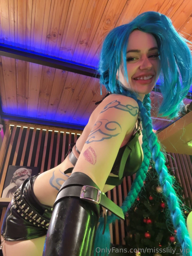 A few hot and smiling pics for you while i am finishing my jinx part 2 