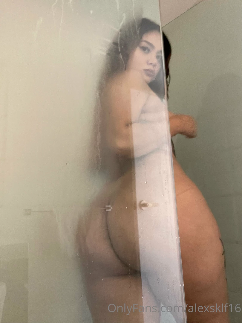 I made a video of me twerking in the shower and god i know how to make 