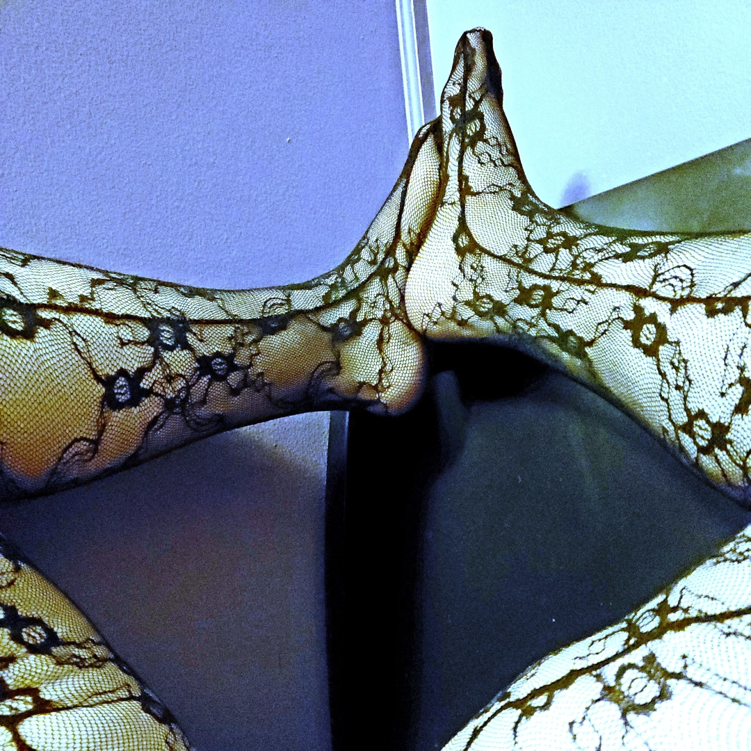 Feet in fishnets part 4 