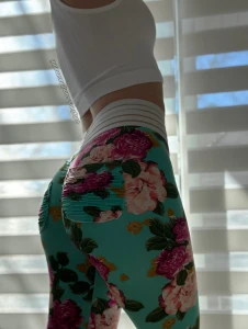Hehe ok here is what the back of the leggings look like happy friday part 2