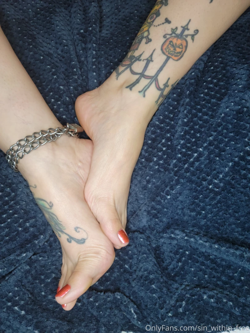 Shapely halloween themed feet for you to lust over tip me i m in need 