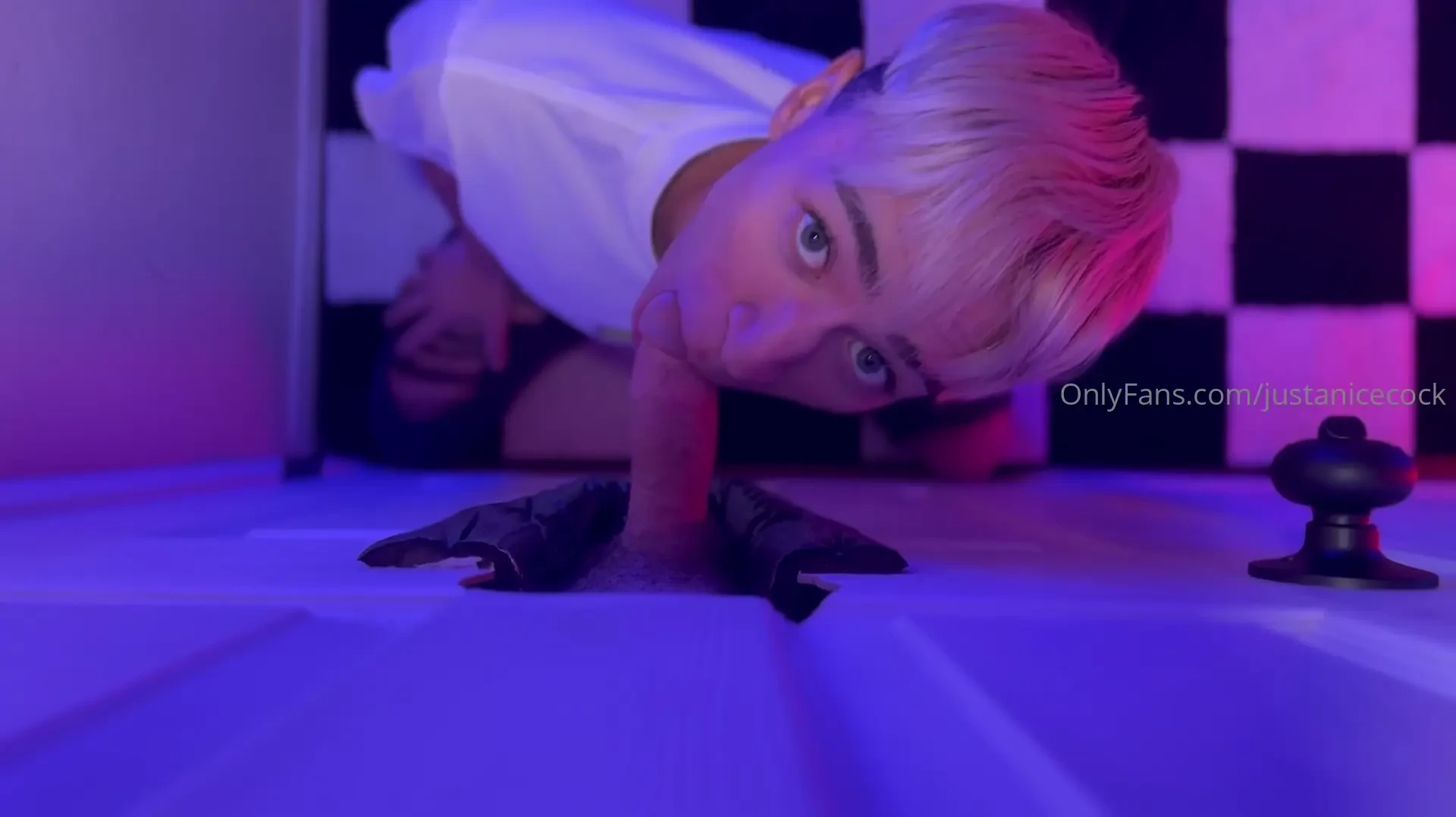 Cock hungry faggot got a dm from anderwolfe desperate to suck my cock 