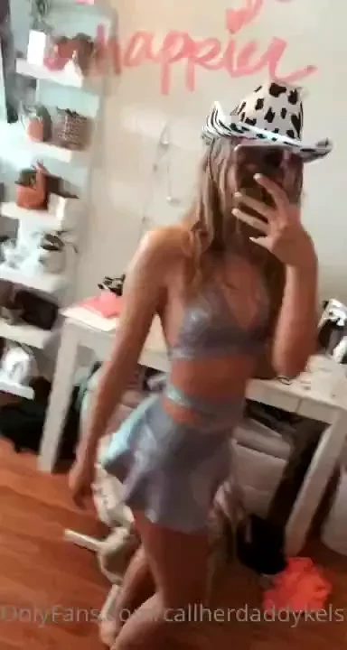 Halloween costume do we liiiike low-key shows my booty 
