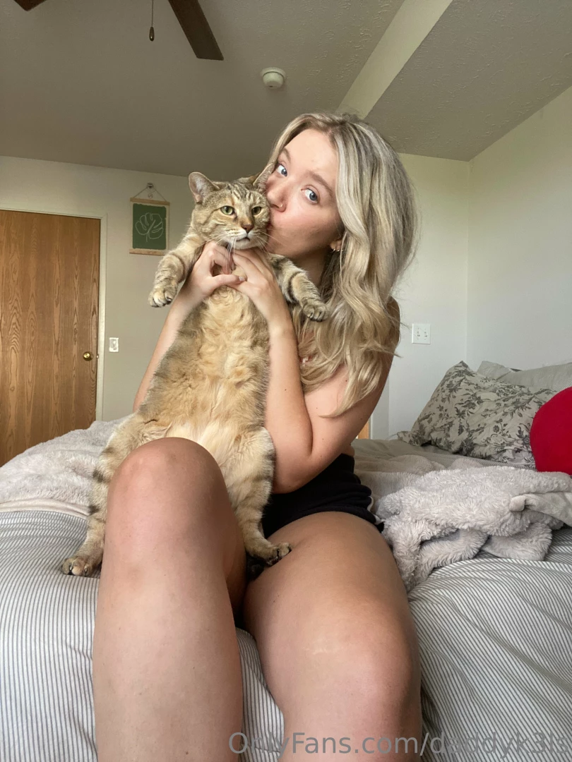 Would you cuddle with me n sissy 