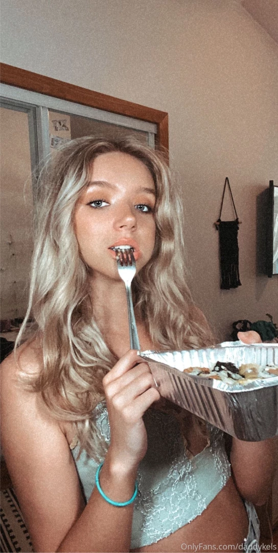 Who s tryna treat me to dinner tonight 