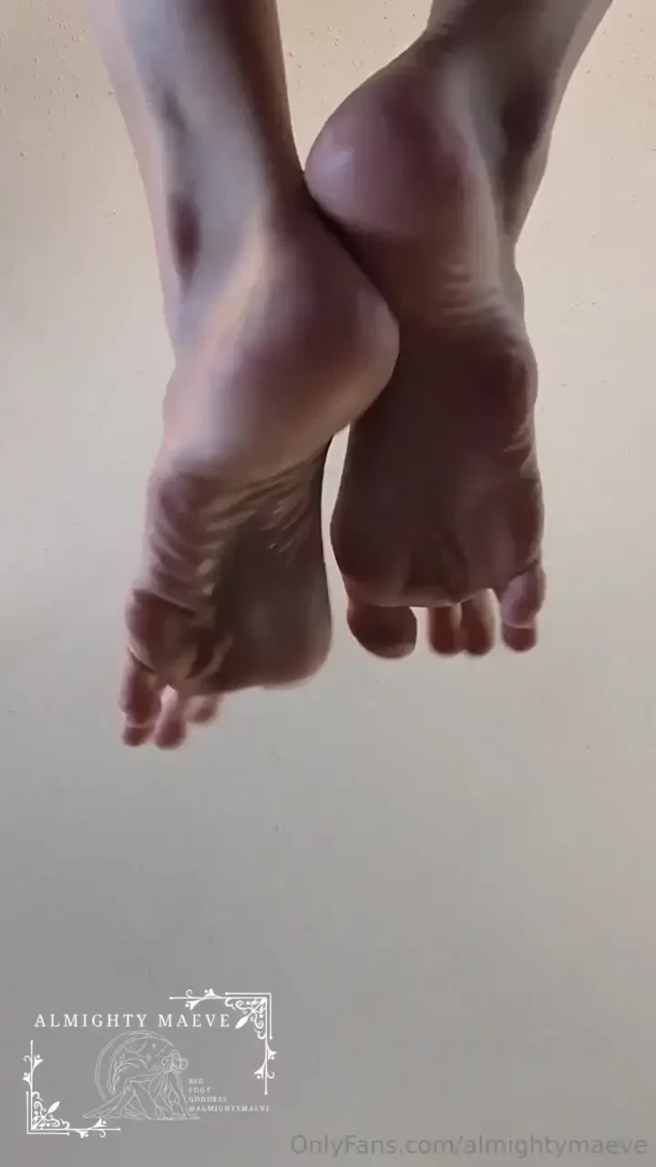 One minute under my huge feet for your relaxing sunday 