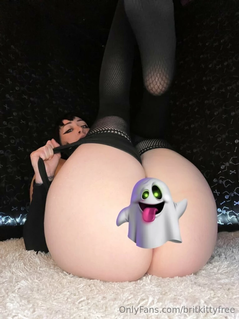 My vip page is only 4 from now til halloween onlyfans com britkitty 