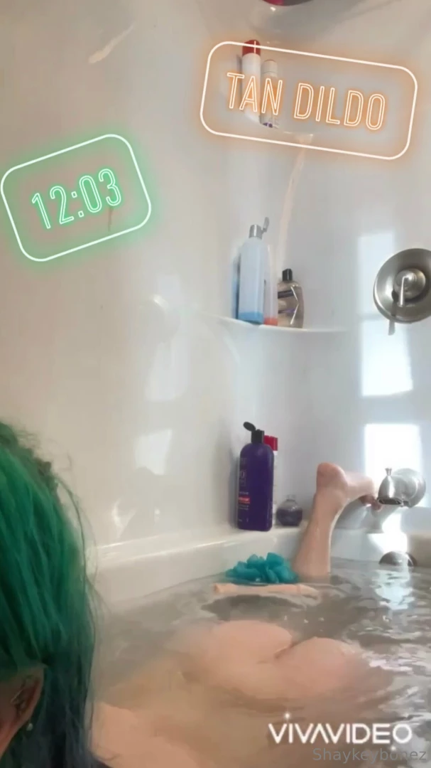 12 03 wanna see an egirl with green hair get horny while taking a bath 