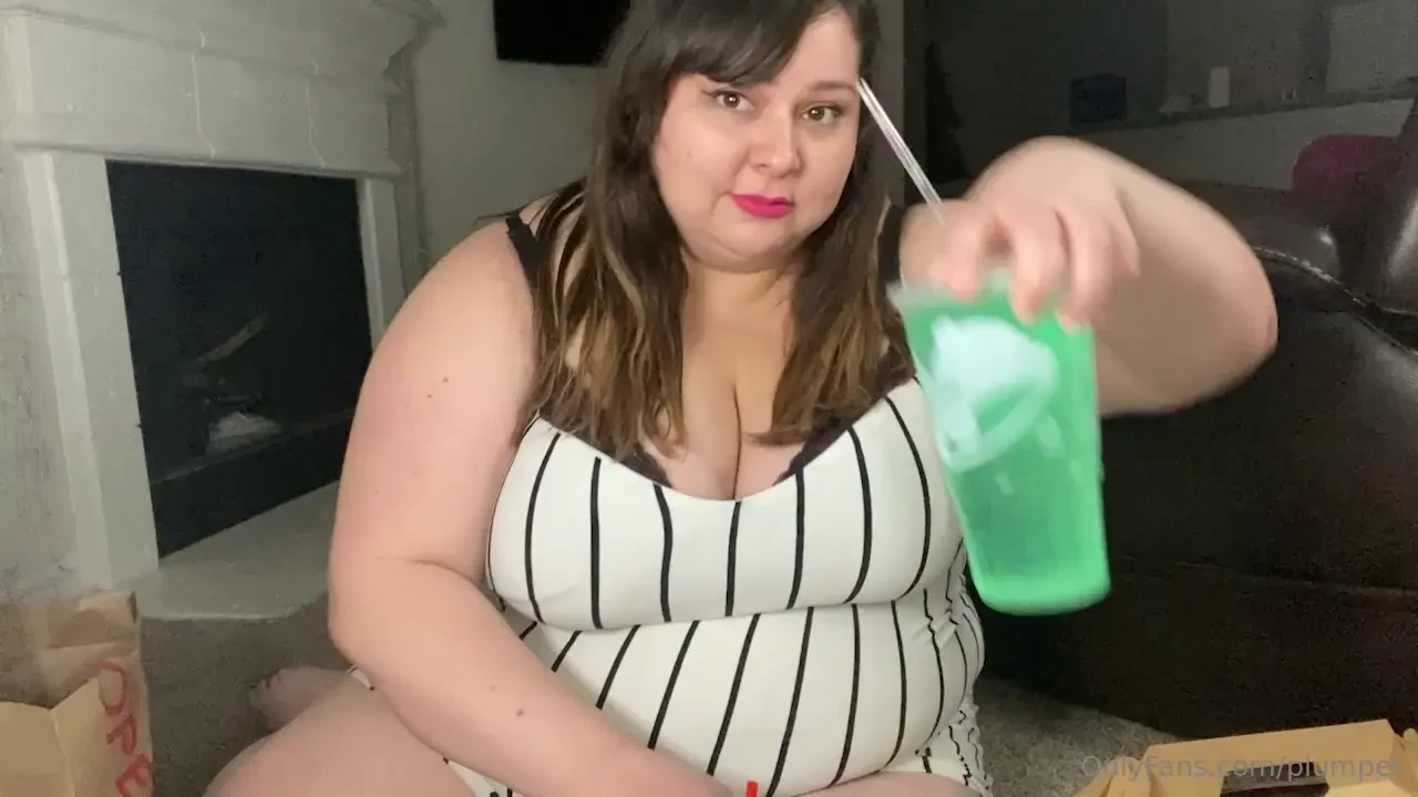 Fast food stuffing curvage told me not wearing panties is a no no sooo part 1 