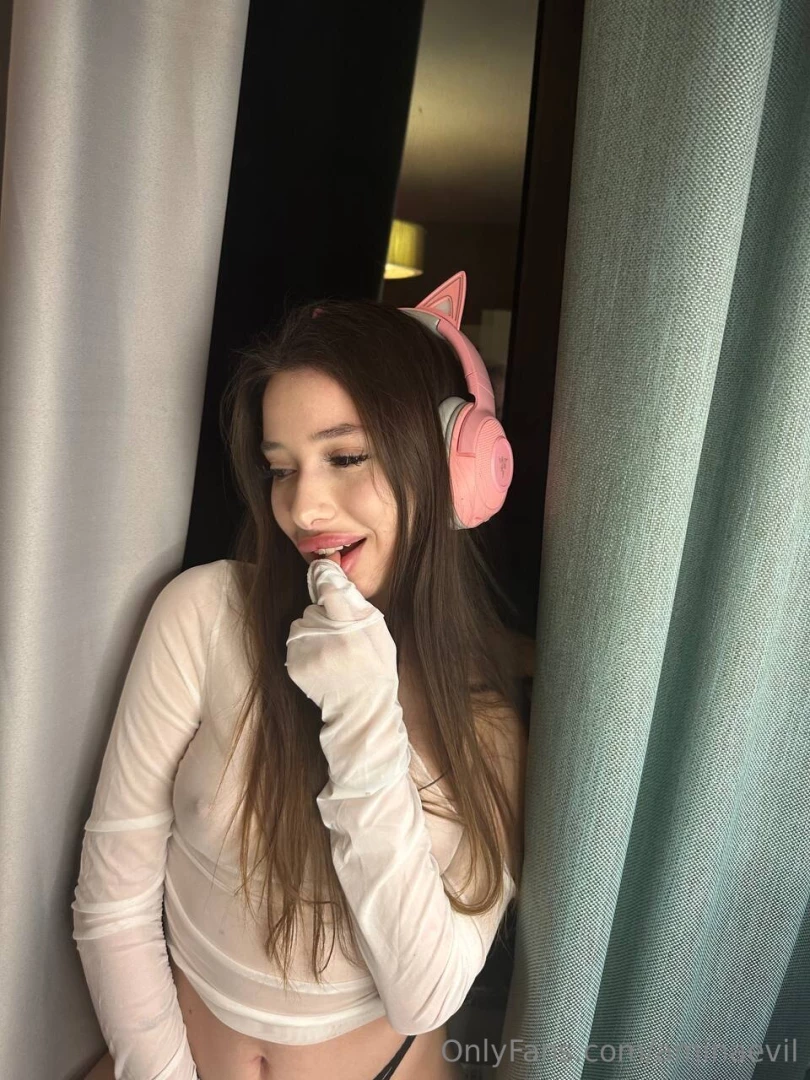 Your cute kitty wants to play meow 