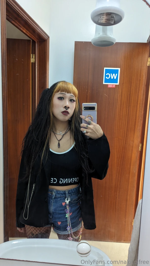 Slaying in this mirror selfie the outfit is on fire 