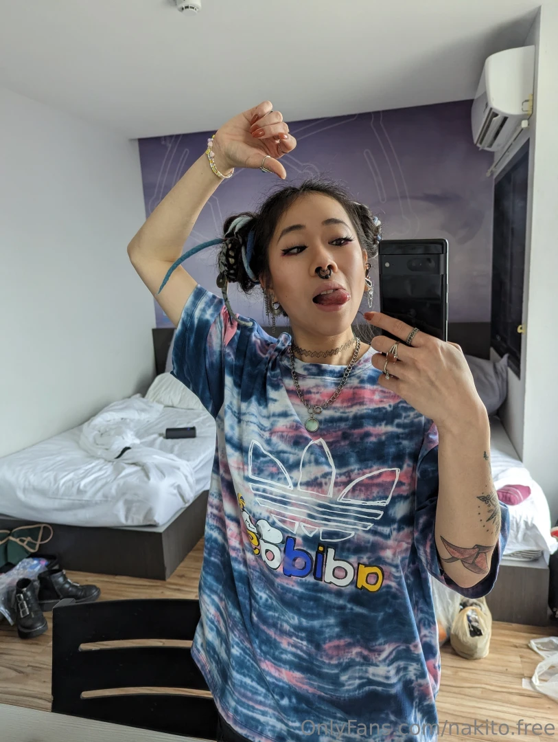 I can show you more of my privacy space when you sub to my main 