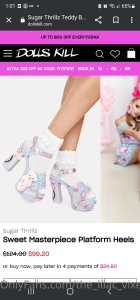 Omg someone please spoil me with a dolls kill shopping spreeeee i m a