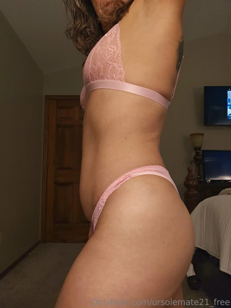This is for all the booty lovers damn i think i look in pink 