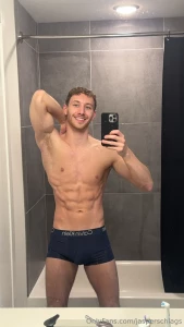 Fuckkk i m horny tonight ask to watch me flex and i ll send you a