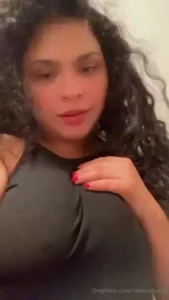 Cuando prendo el aire acondicionado se me paran los pezones se nota