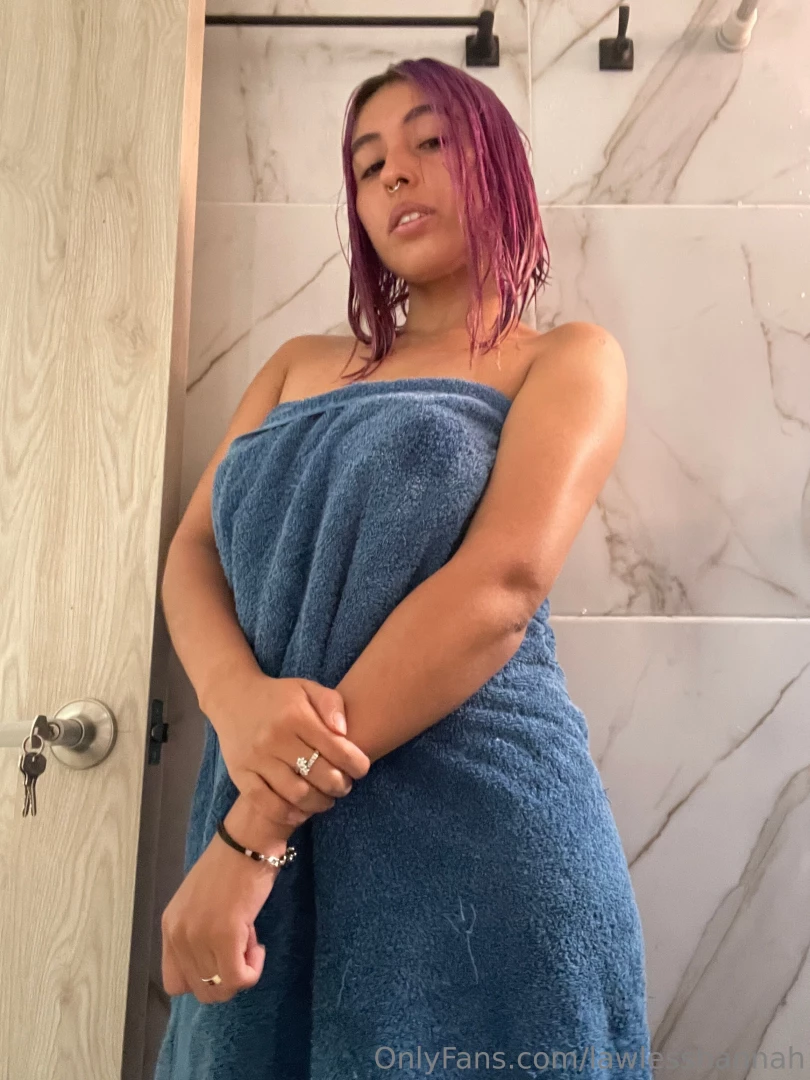 Feeling playful tonight anyone wanna see what i get up to 