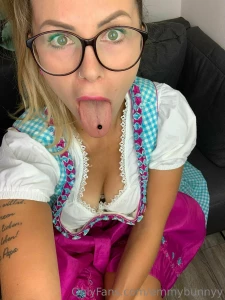 Hab heute mein dirndl an und damit sch ne videos gedreht