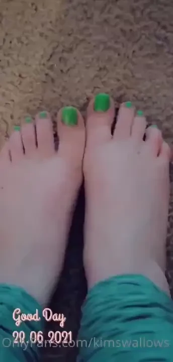 Do you like green on my feet let me know by leaving a tip and comment 