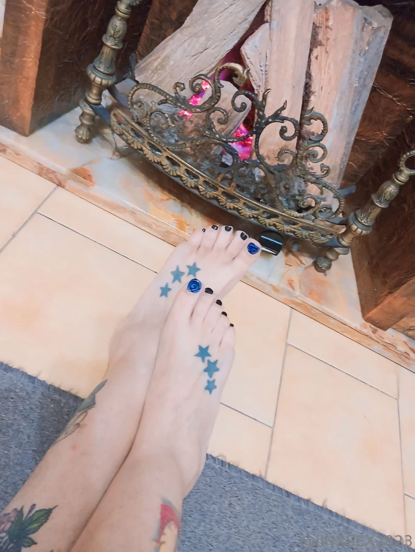 My little feet need your massages 