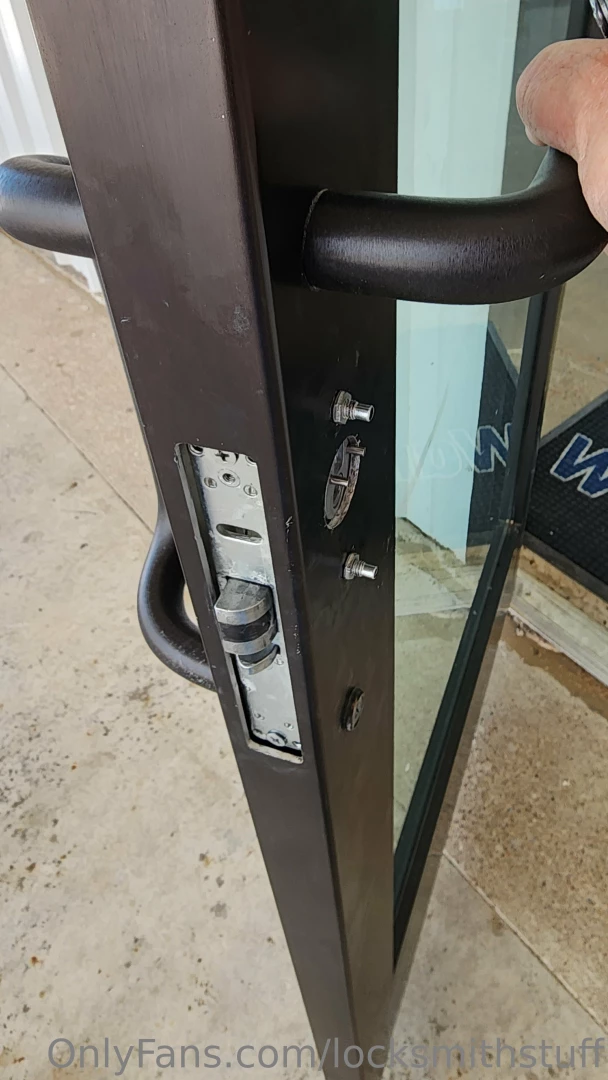 A handyman contractor tried to replace the push paddle he spent all part 2 