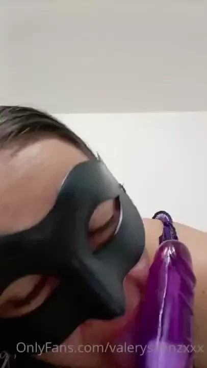 Calentando al jefe de mi marido le envio videos con mi enorme cameltoe 