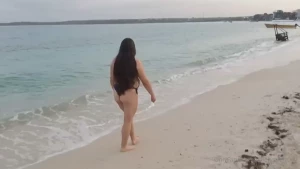 Caminar por la playa llena de semen ufff q ricoooo