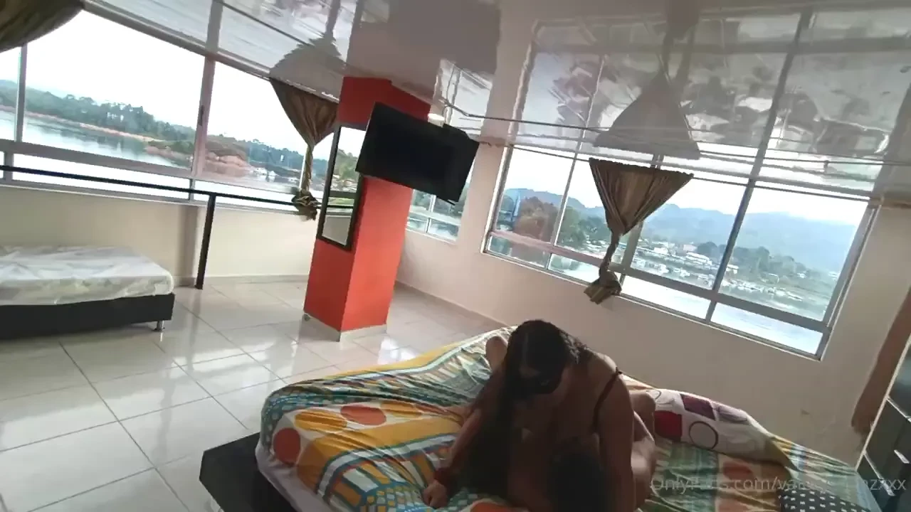 De viaje con la esposa de mi jefe nos toc compartir la cama y me dejo 