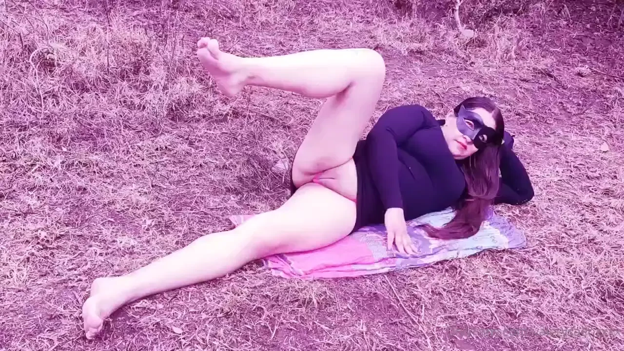 De zorra en el bosque haciendo ejercicio 