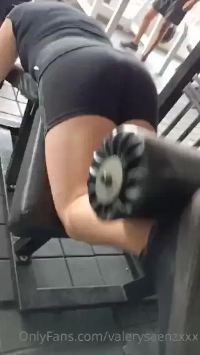 En el gimnasio con la puta de mi hermanastra la llevo a casa hacemos 