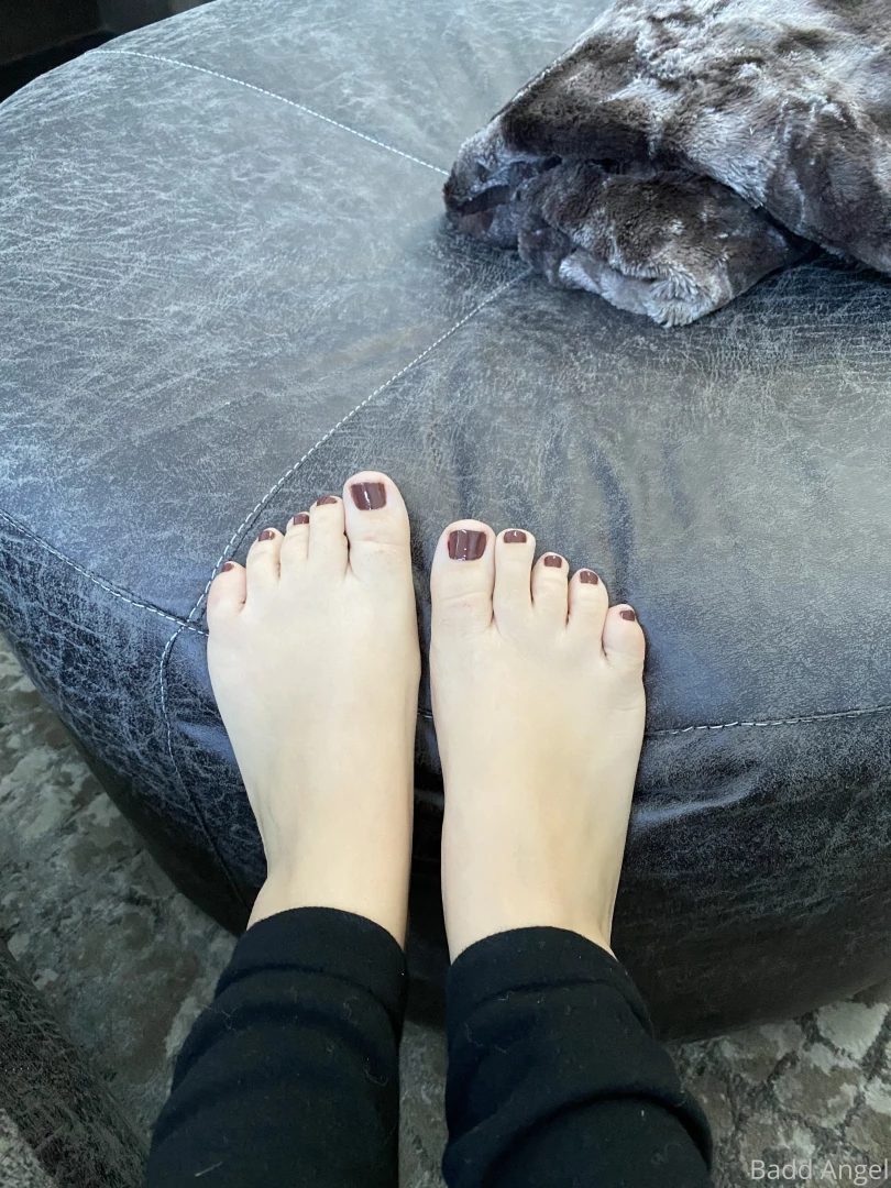 New pedicure do you like my toe nail polish 