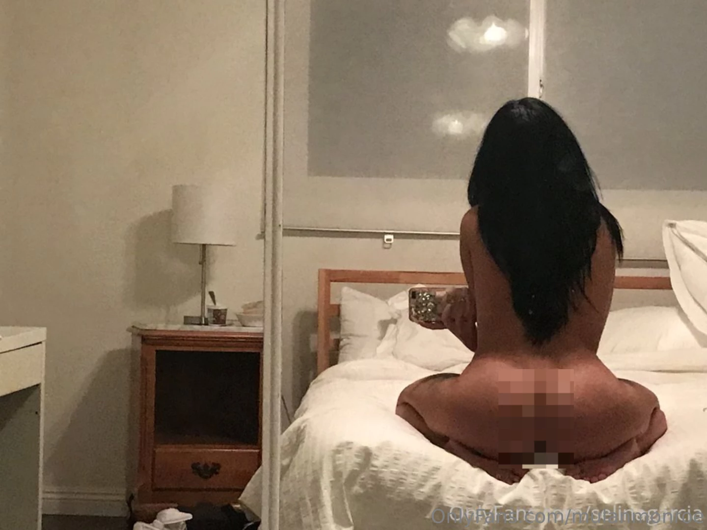 Pillow party only naked 