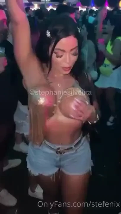 Paguei peitinho na festa 