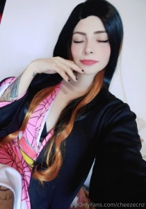 Una peque a nezuko los viene a saludar bebuuus