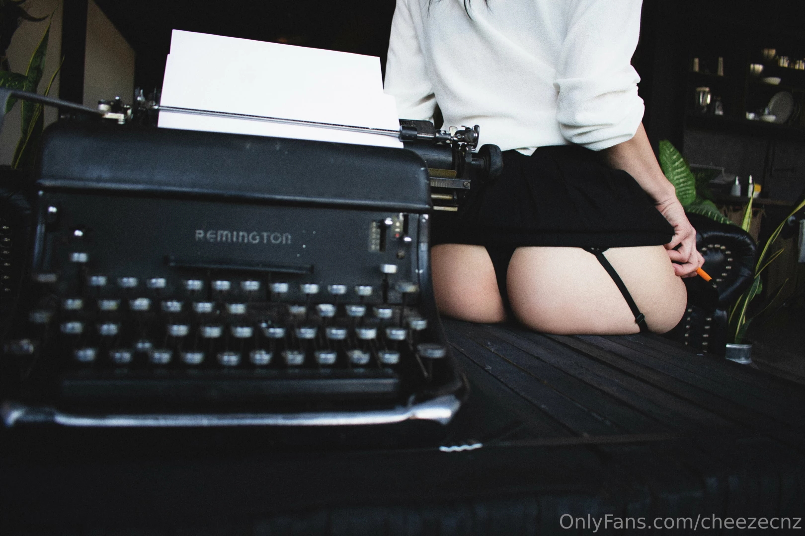 Hey daddy me ayudas a desacomodar un poco el escritorio de tu oficina 