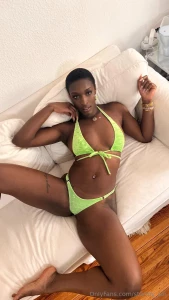 Hey babes was denkt ihr steht mir die farbe dieses bikinis lasst mich part 1